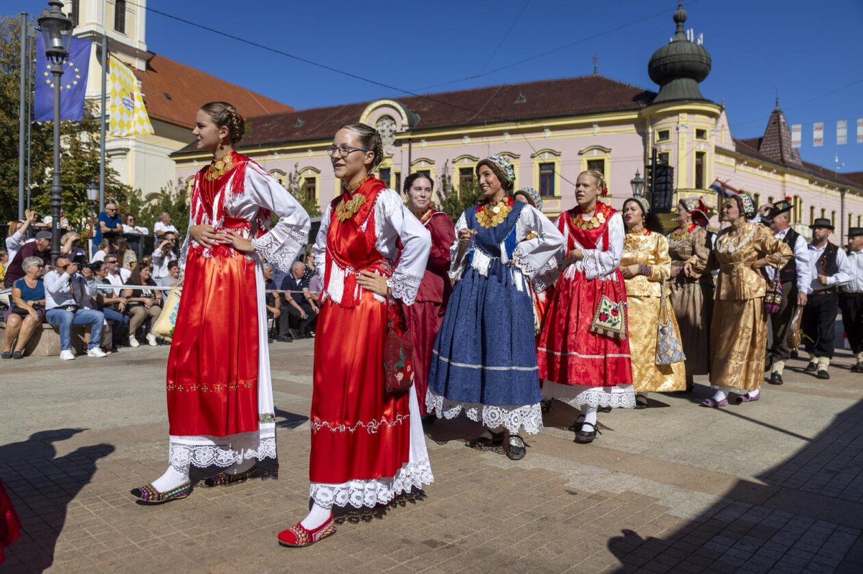 60. Vinkovačke jeseni – svačani mimohod 60. Vinkovačke jeseni – svačani mimohod