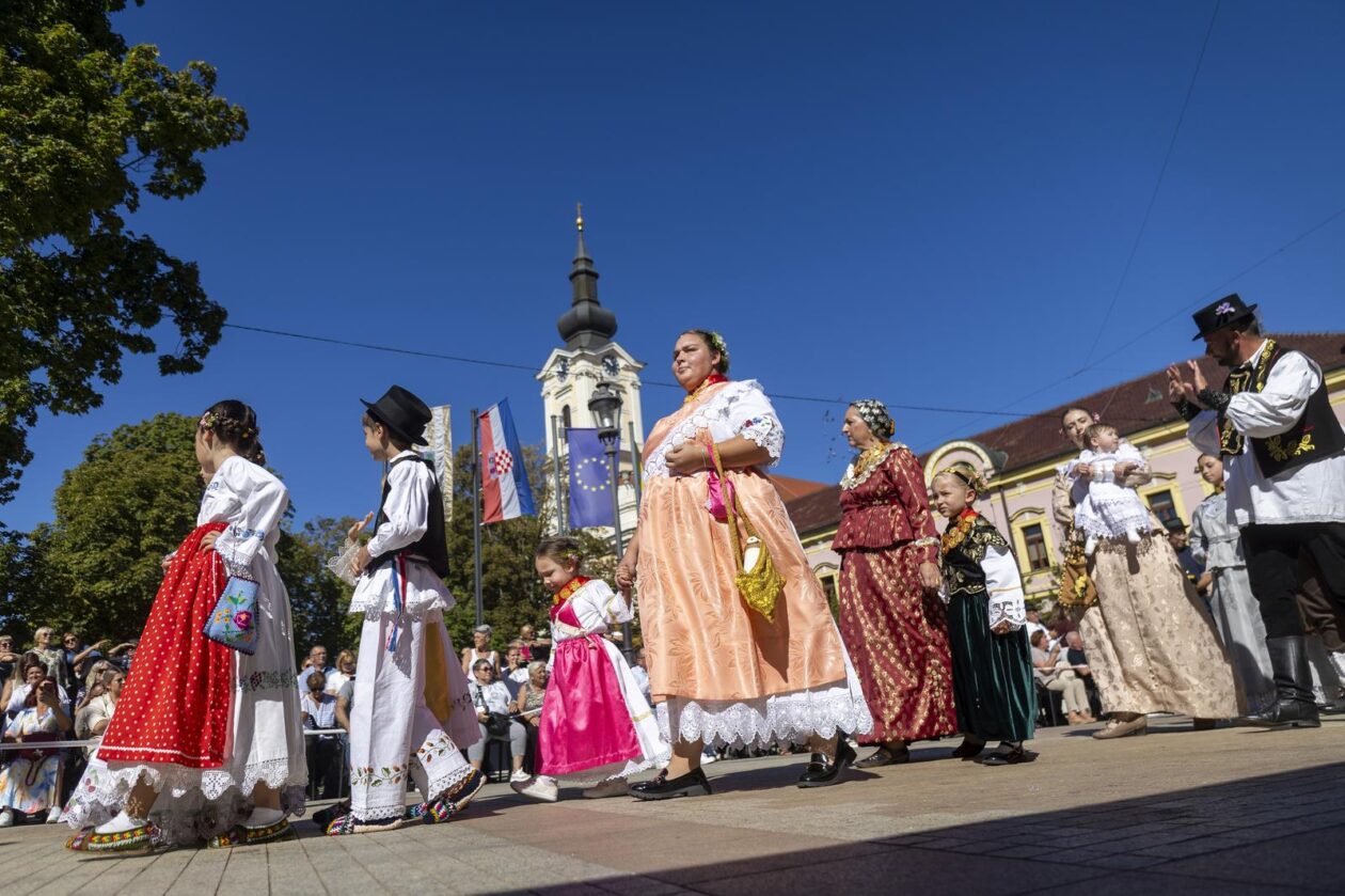 60. Vinkovačke jeseni – svačani mimohod 60. Vinkovačke jeseni – svačani mimohod