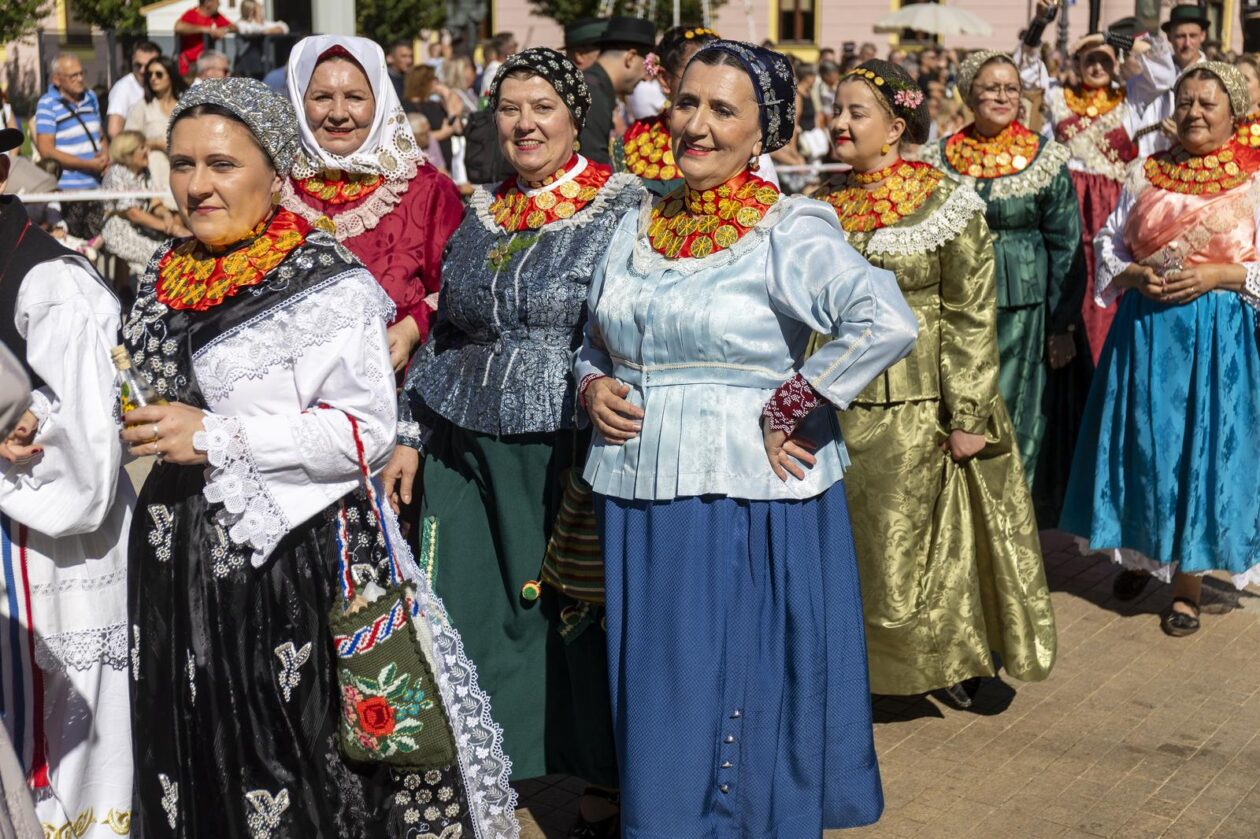 60. Vinkovačke jeseni – svačani mimohod 60. Vinkovačke jeseni – svačani mimohod