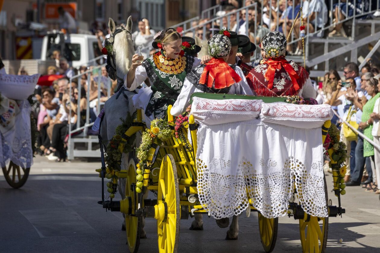 60. Vinkovačke jeseni – svačani mimohod 60. Vinkovačke jeseni – svačani mimohod