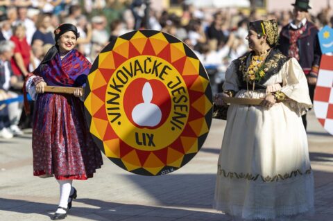 Svečani mimohod sudionika 59. Vinkovačkih jeseni Svečani mimohod sudionika 59. Vinkovačkih jeseni