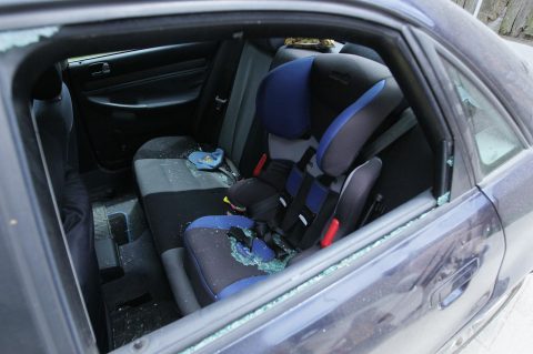 razbijeno staklo automobila