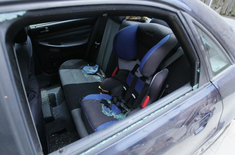 razbijeno staklo automobila