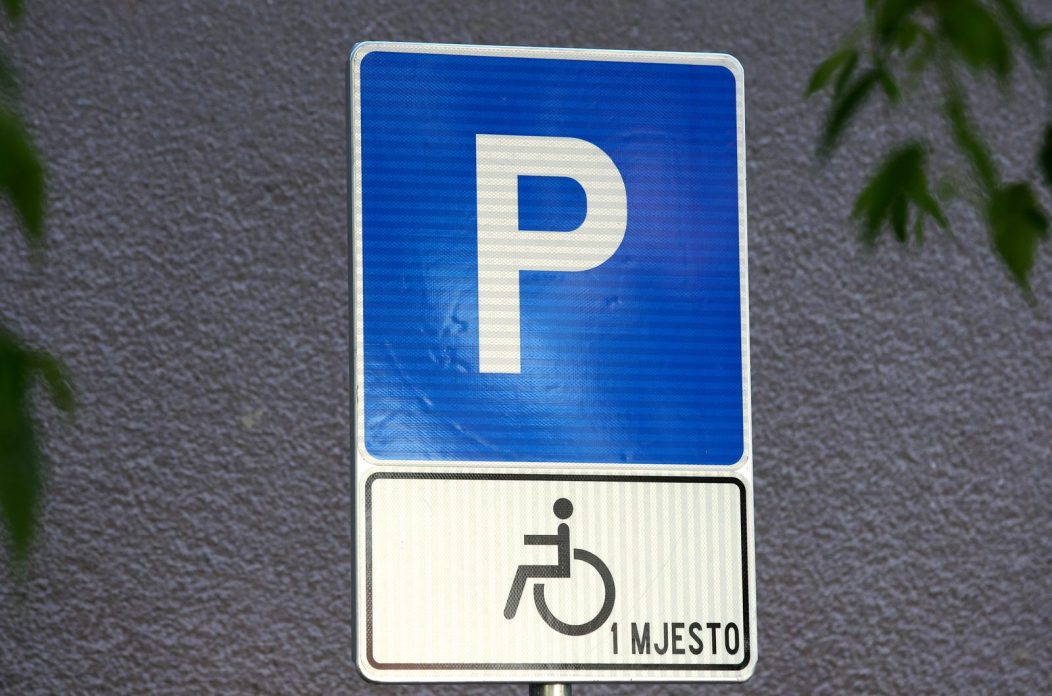 Parkirno mjesto za invalide invalidsko