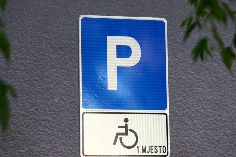 Parkirno mjesto za invalide invalidsko