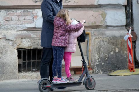 djeca na romobilu