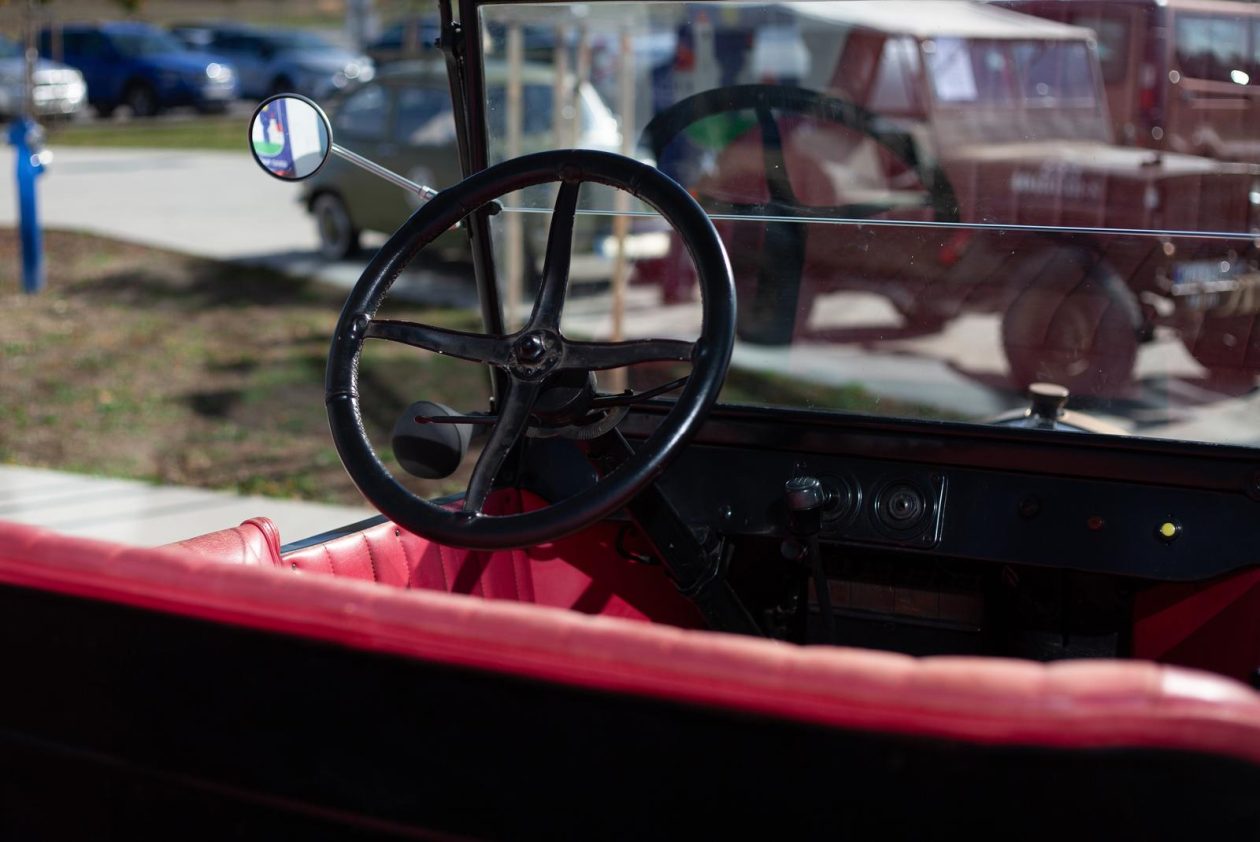 Osijek: Izložba oldtimer vozila ispred Gospodarskog centra Osijek: Izložba oldtimer vozila ispred Gospodarskog centra