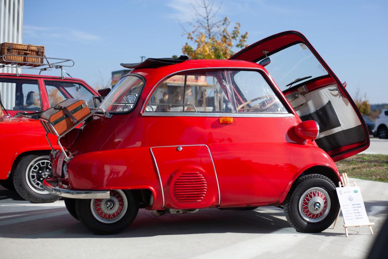 Osijek: Izložba oldtimer vozila ispred Gospodarskog centra Osijek: Izložba oldtimer vozila ispred Gospodarskog centra