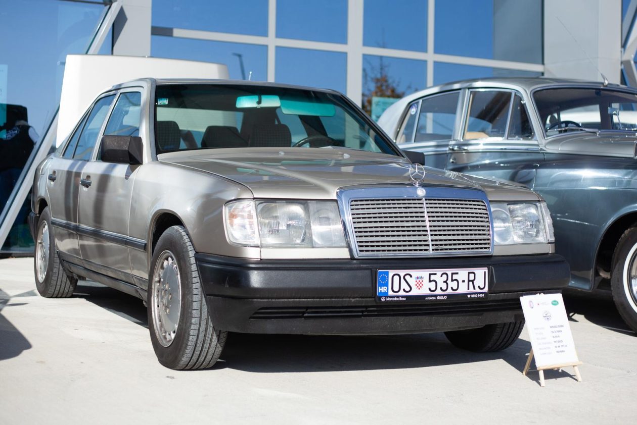 Osijek: Izložba oldtimer vozila ispred Gospodarskog centra Osijek: Izložba oldtimer vozila ispred Gospodarskog centra