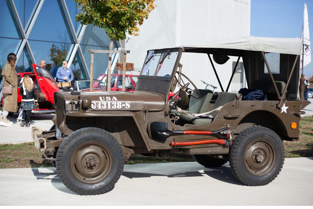Osijek: Izložba oldtimer vozila ispred Gospodarskog centra Osijek: Izložba oldtimer vozila ispred Gospodarskog centra