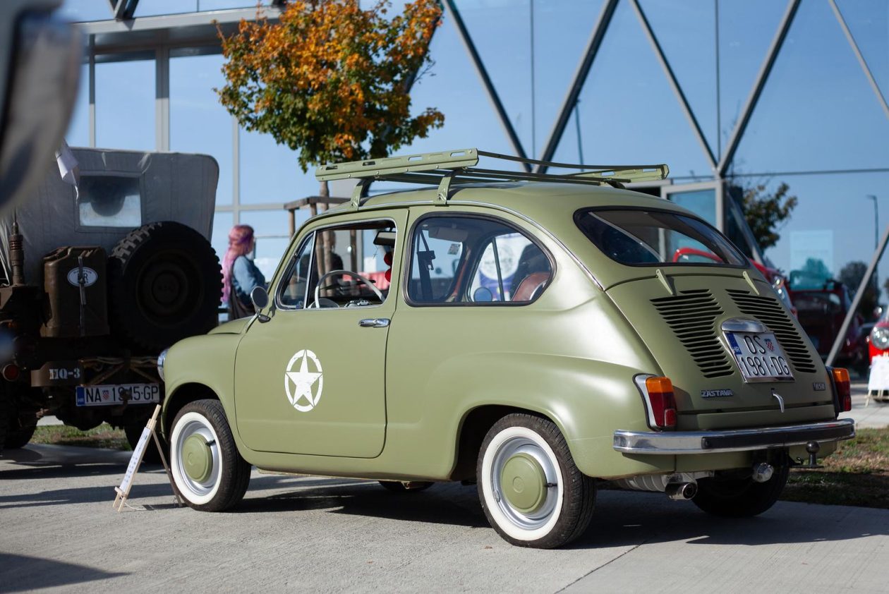 Osijek: Izložba oldtimer vozila ispred Gospodarskog centra Osijek: Izložba oldtimer vozila ispred Gospodarskog centra