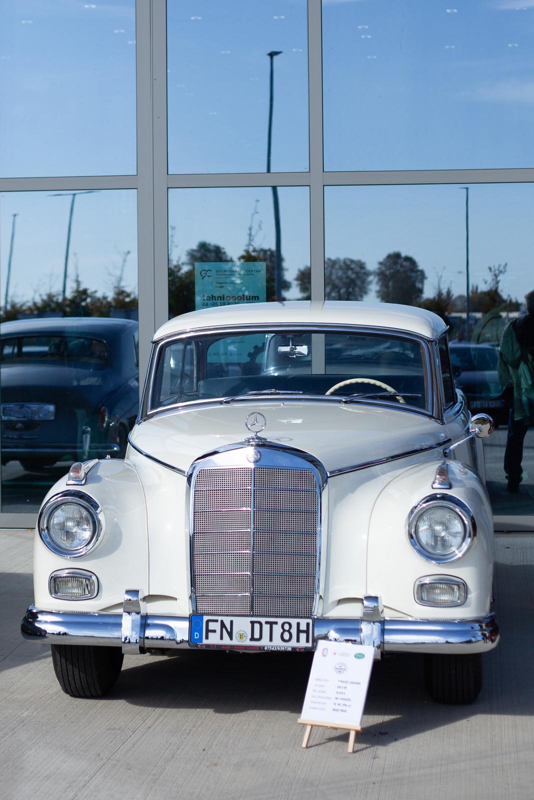 Osijek: Izložba oldtimer vozila ispred Gospodarskog centra Osijek: Izložba oldtimer vozila ispred Gospodarskog centra