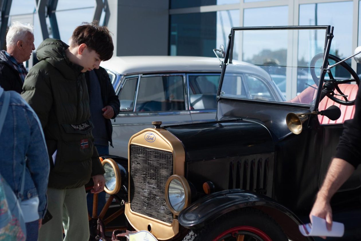 Osijek: Izložba oldtimer vozila ispred Gospodarskog centra Osijek: Izložba oldtimer vozila ispred Gospodarskog centra