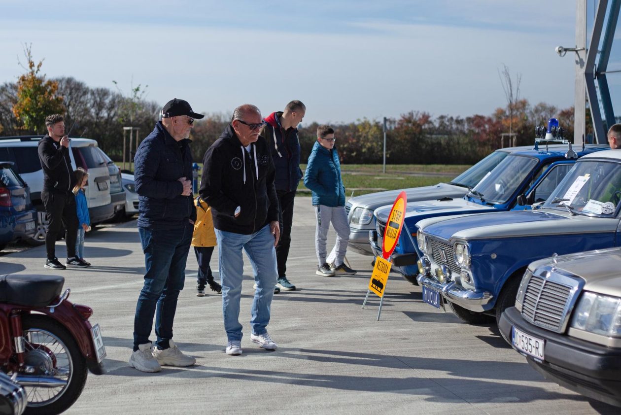Osijek: Izložba oldtimer vozila ispred Gospodarskog centra Osijek: Izložba oldtimer vozila ispred Gospodarskog centra