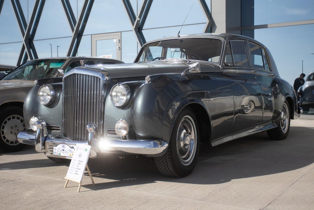 Osijek: Izložba oldtimer vozila ispred Gospodarskog centra Osijek: Izložba oldtimer vozila ispred Gospodarskog centra