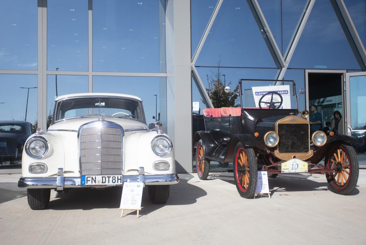 Osijek: Izložba oldtimer vozila ispred Gospodarskog centra Osijek: Izložba oldtimer vozila ispred Gospodarskog centra
