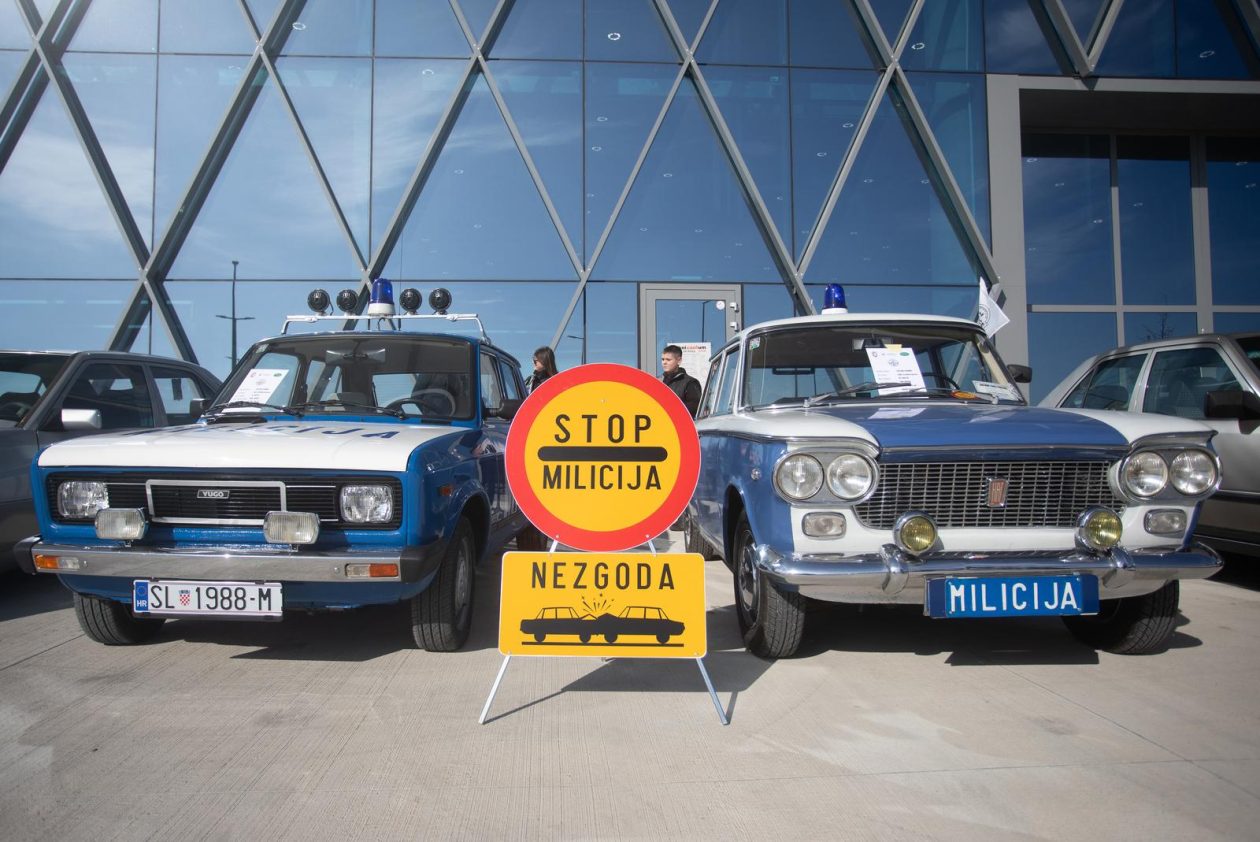 Osijek: Izložba oldtimer vozila ispred Gospodarskog centra Osijek: Izložba oldtimer vozila ispred Gospodarskog centra