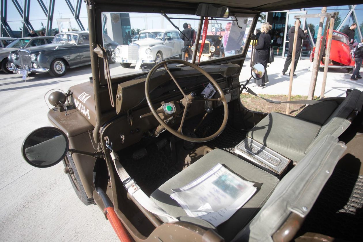 Osijek: Izložba oldtimer vozila ispred Gospodarskog centra Osijek: Izložba oldtimer vozila ispred Gospodarskog centra