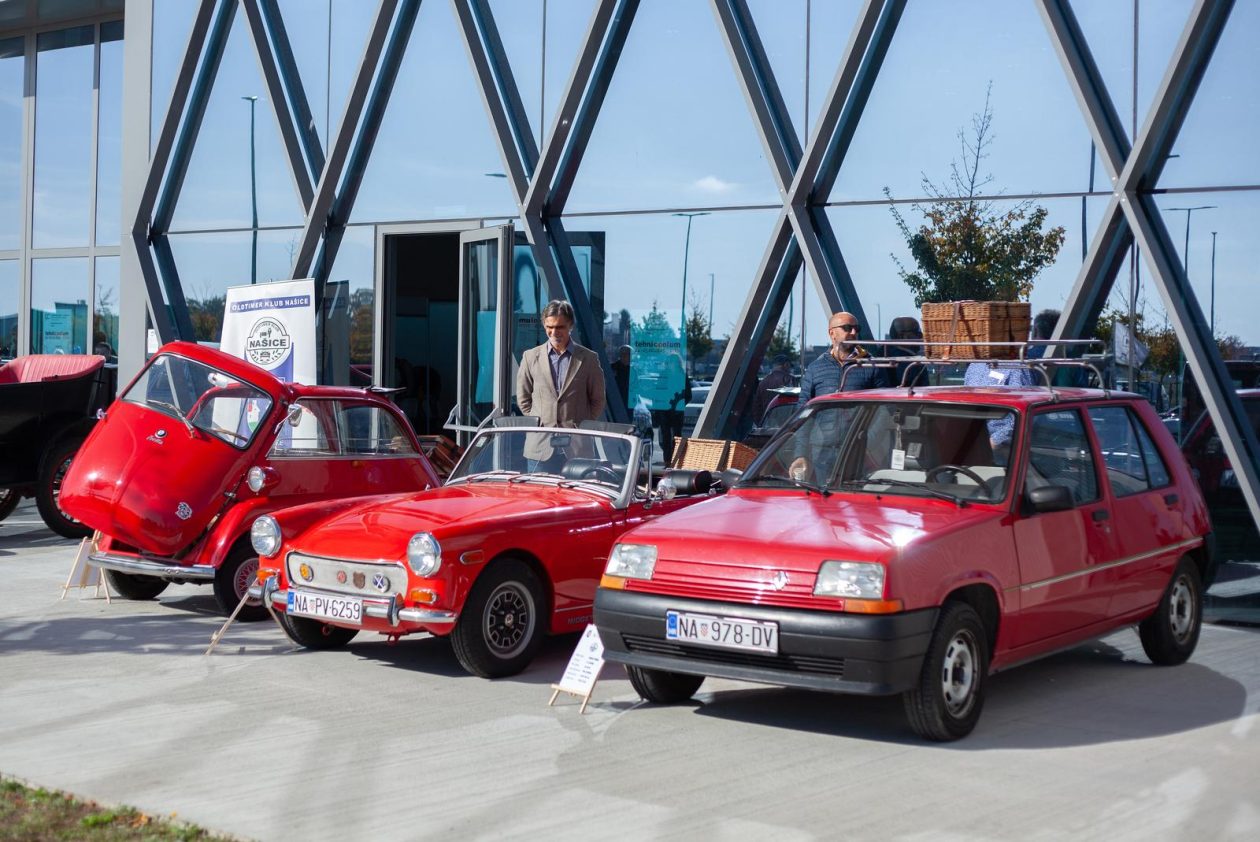 Osijek: Izložba oldtimer vozila ispred Gospodarskog centra Osijek: Izložba oldtimer vozila ispred Gospodarskog centra