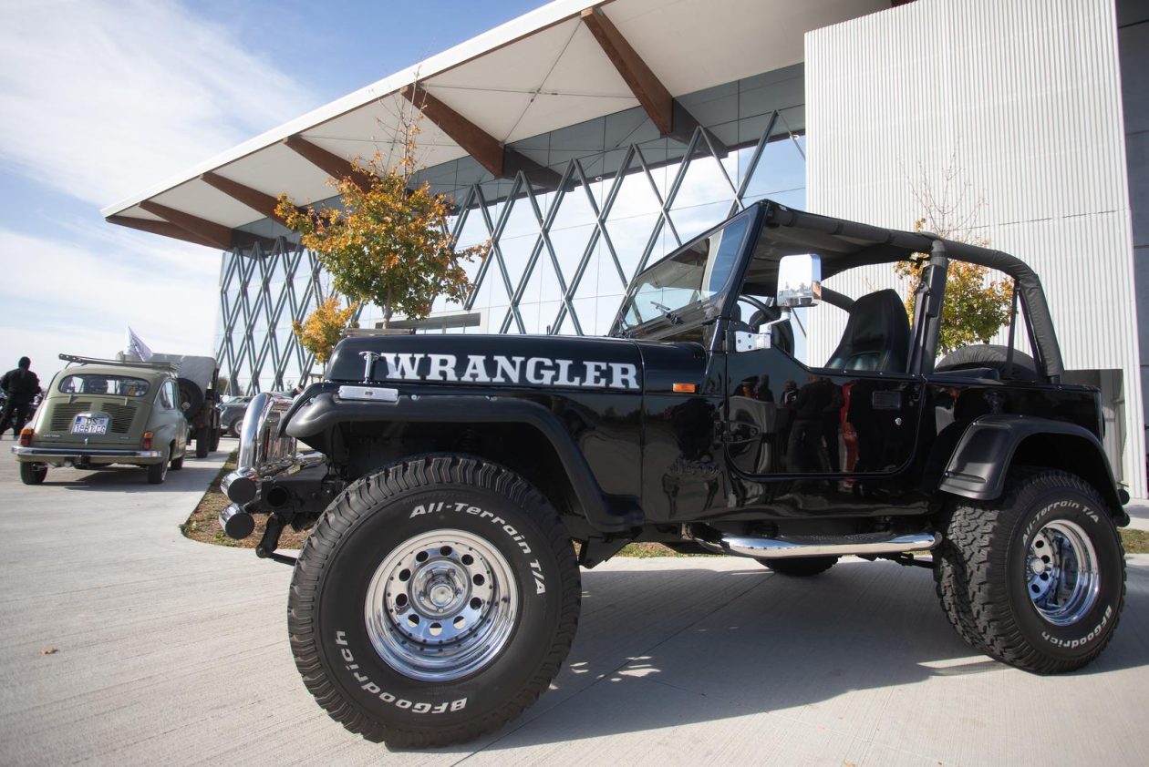 Osijek: Izložba oldtimer vozila ispred Gospodarskog centra Osijek: Izložba oldtimer vozila ispred Gospodarskog centra