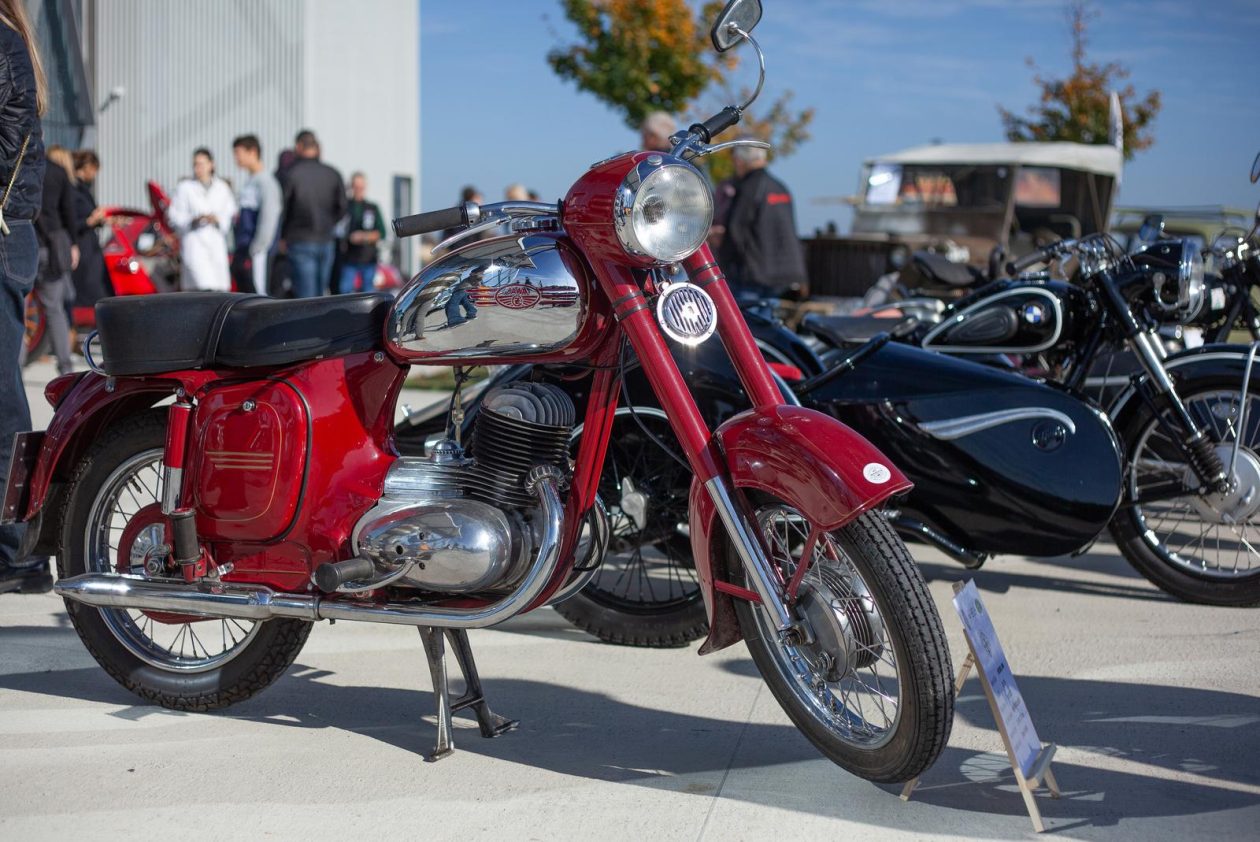 Osijek: Izložba oldtimer vozila ispred Gospodarskog centra Osijek: Izložba oldtimer vozila ispred Gospodarskog centra