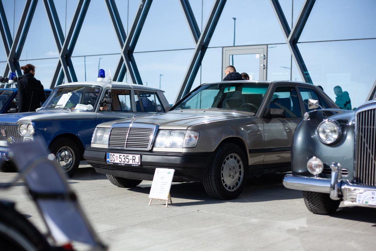 Osijek: Izložba oldtimer vozila ispred Gospodarskog centra Osijek: Izložba oldtimer vozila ispred Gospodarskog centra