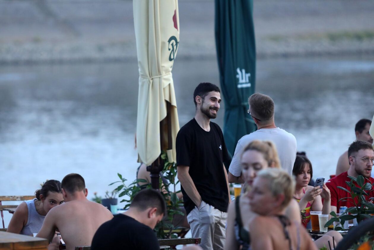 Legice i lege u šetnji u suton