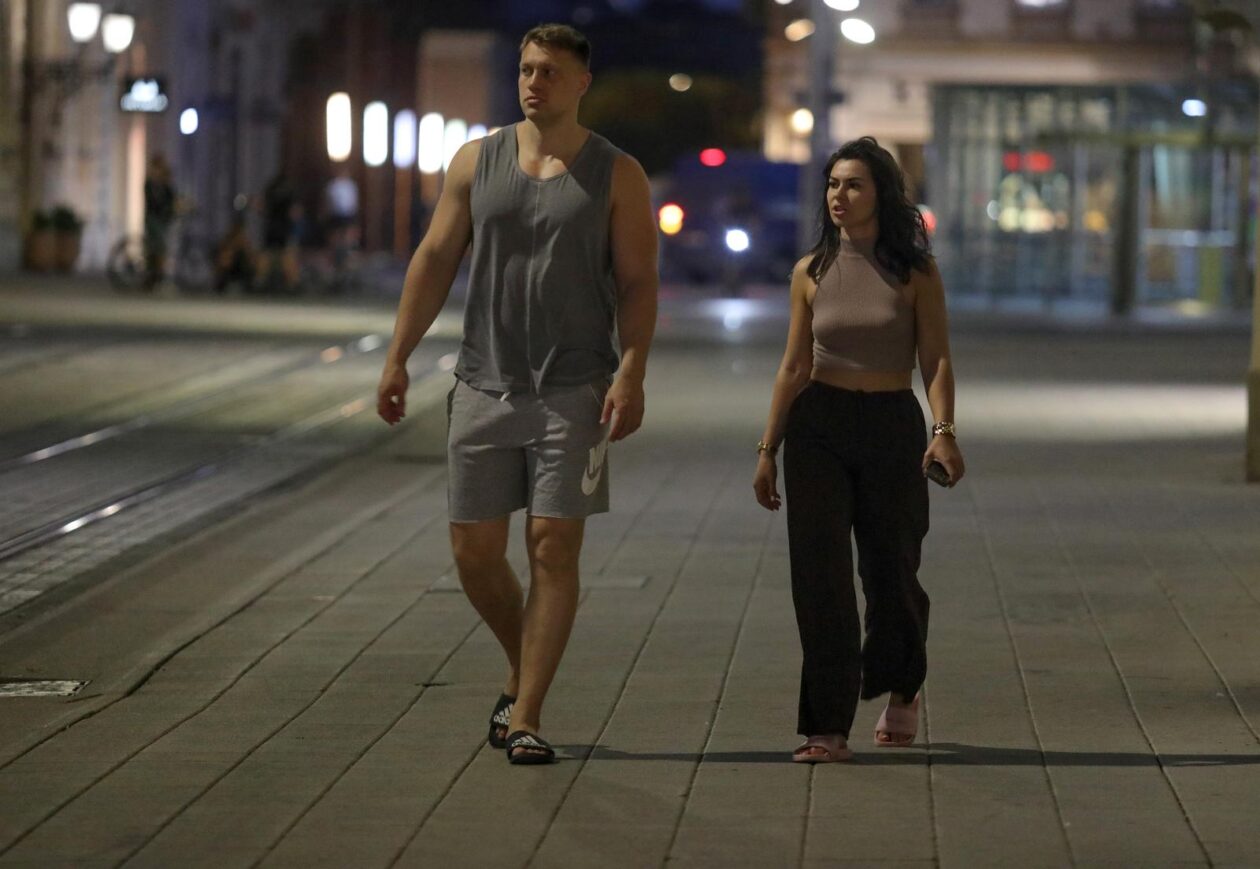 Legice i lege u šetnji u suton