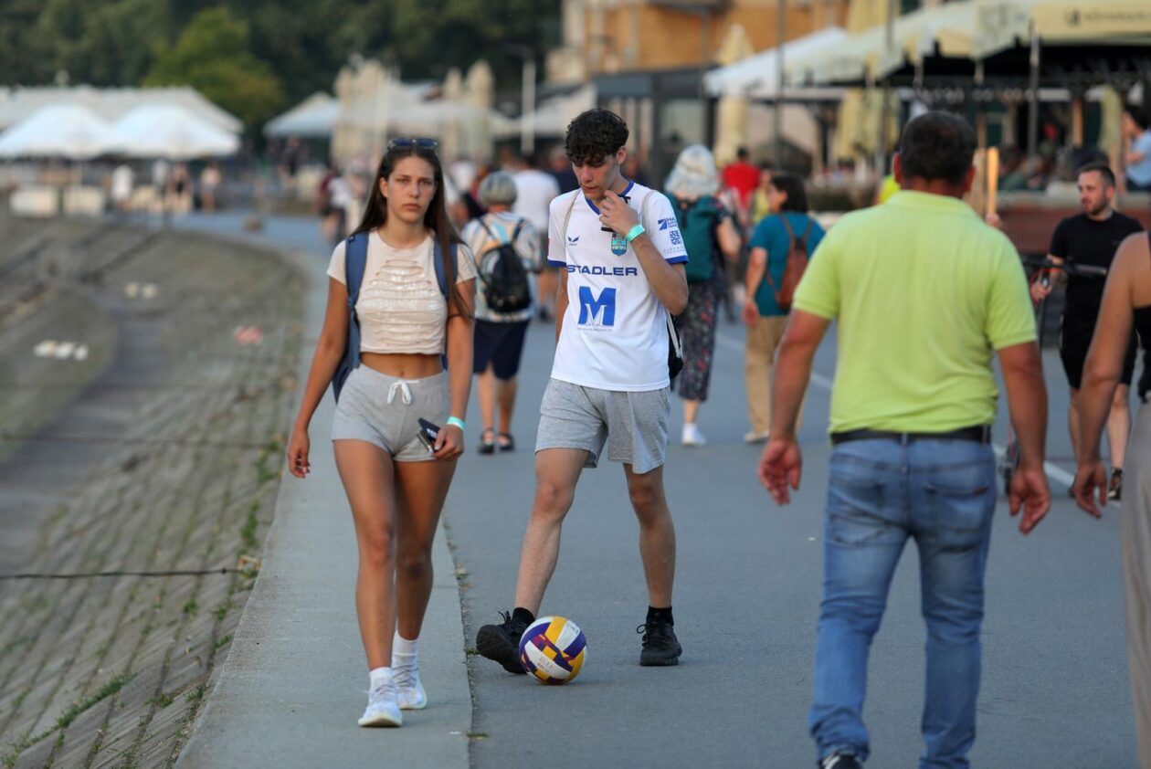 Legice i lege u šetnji u suton