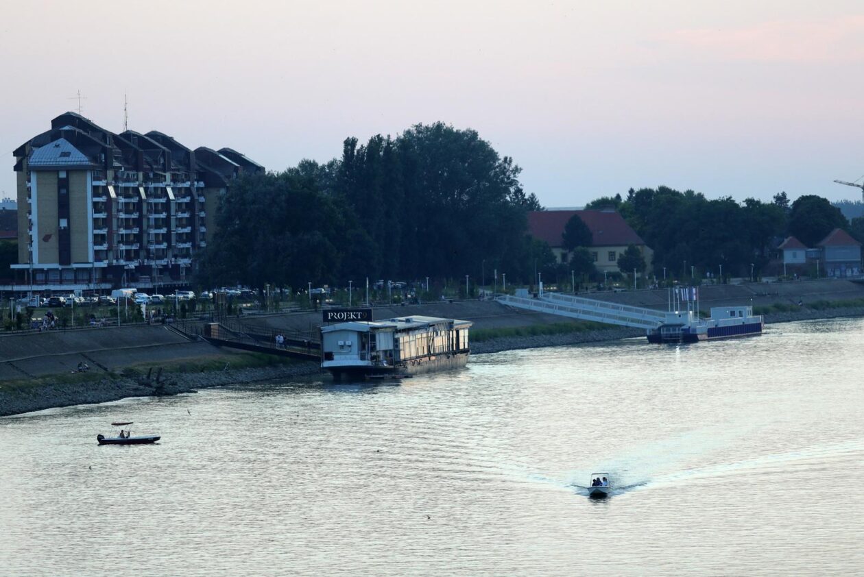 Legice i lege u šetnji u suton