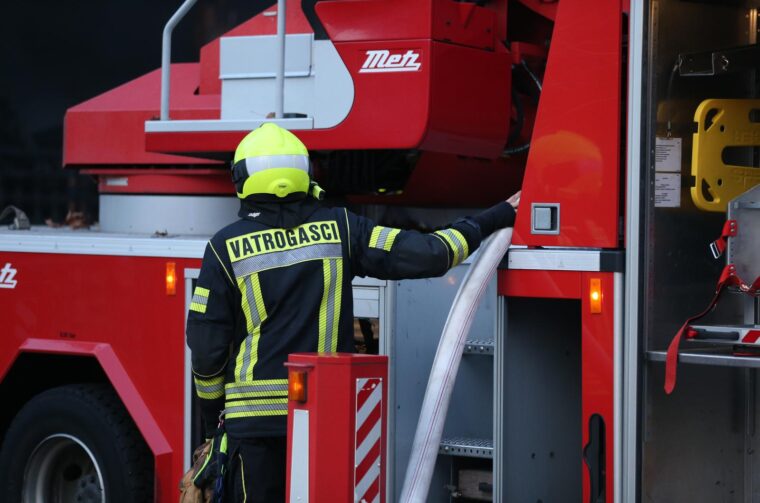vatrogasac vatrogasci požar