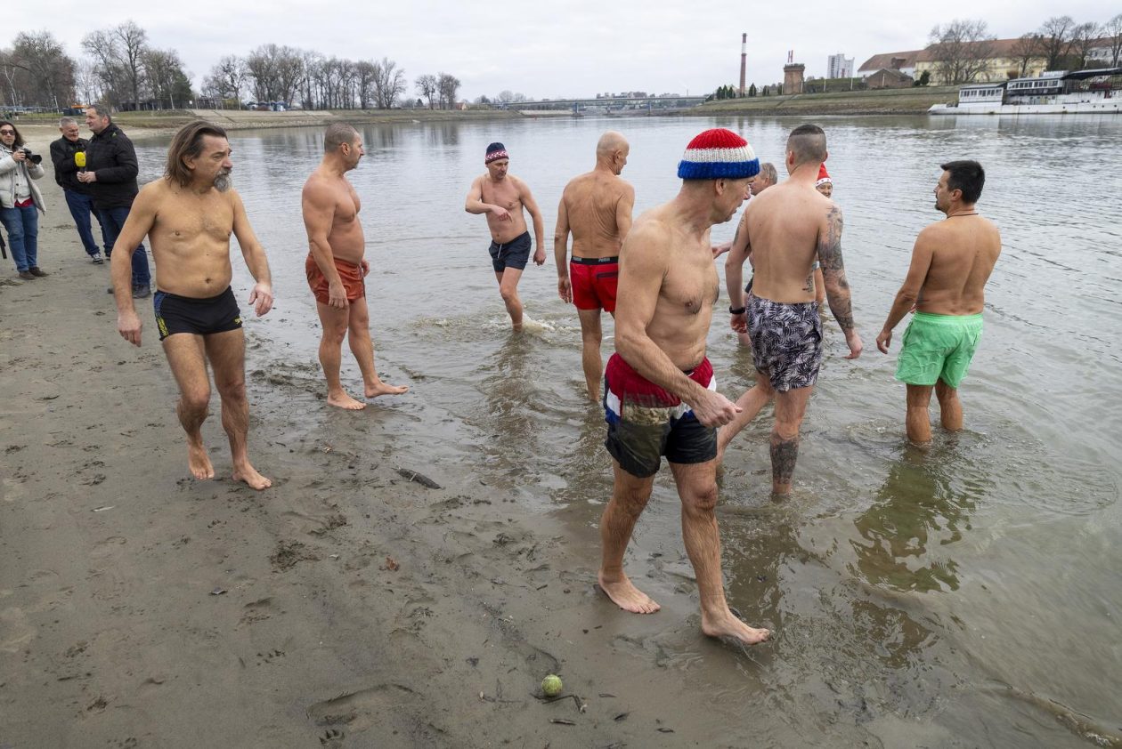 Osijek: Tradicionalno kupanje i picigin u rijeci Dravi.