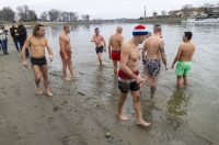 Osijek: Tradicionalno kupanje i picigin u rijeci Dravi.