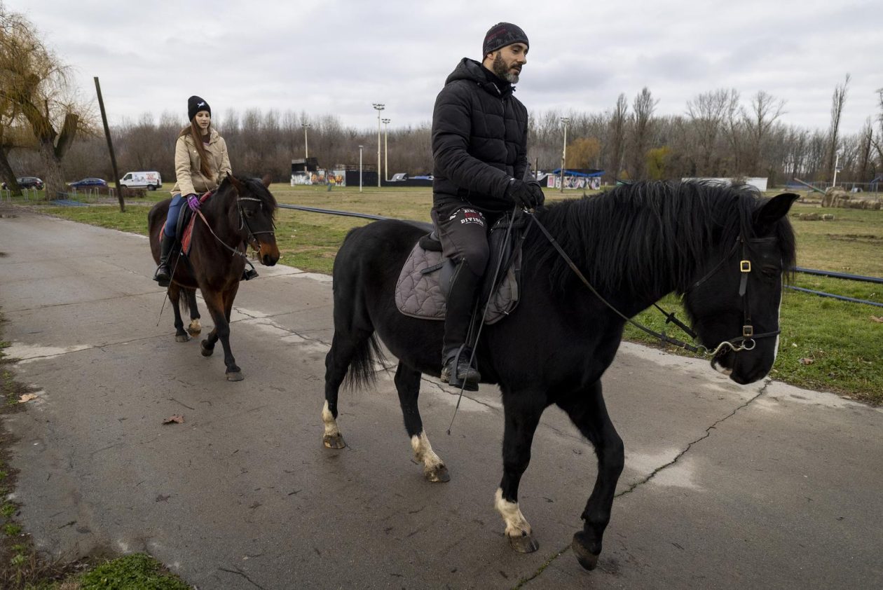 Osijek: Blagdan svetog Stjepana osječani iskoristili za štenju i druženje na obali Drave.