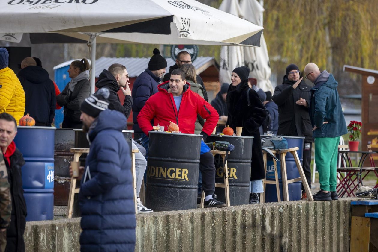 Osijek: Blagdan svetog Stjepana osječani iskoristili za štenju i druženje na obali Drave.