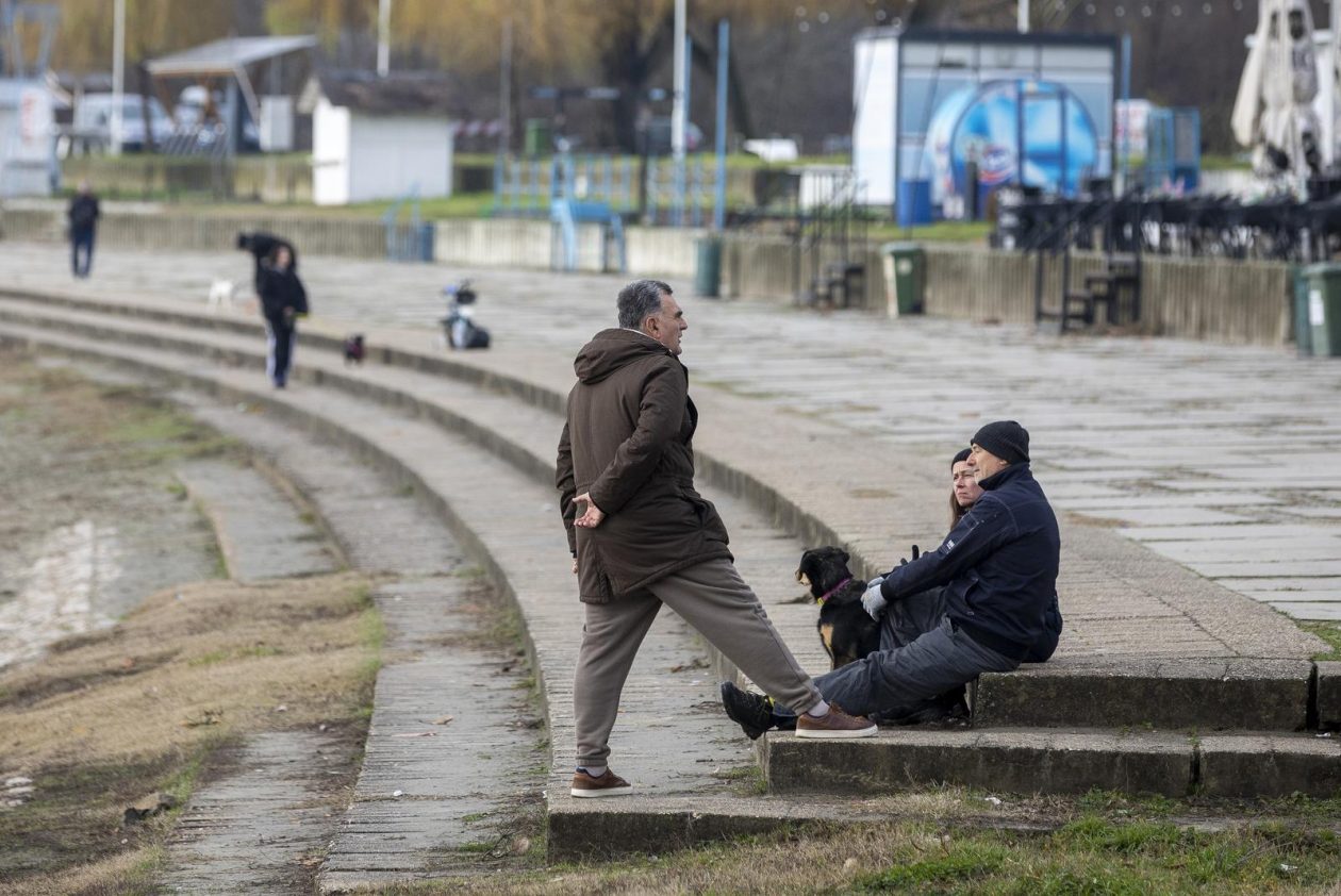 Osijek: Blagdan svetog Stjepana osječani iskoristili za štenju i druženje na obali Drave.