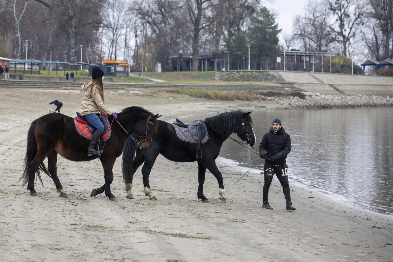Osijek: Blagdan svetog Stjepana osječani iskoristili za štenju i druženje na obali Drave.