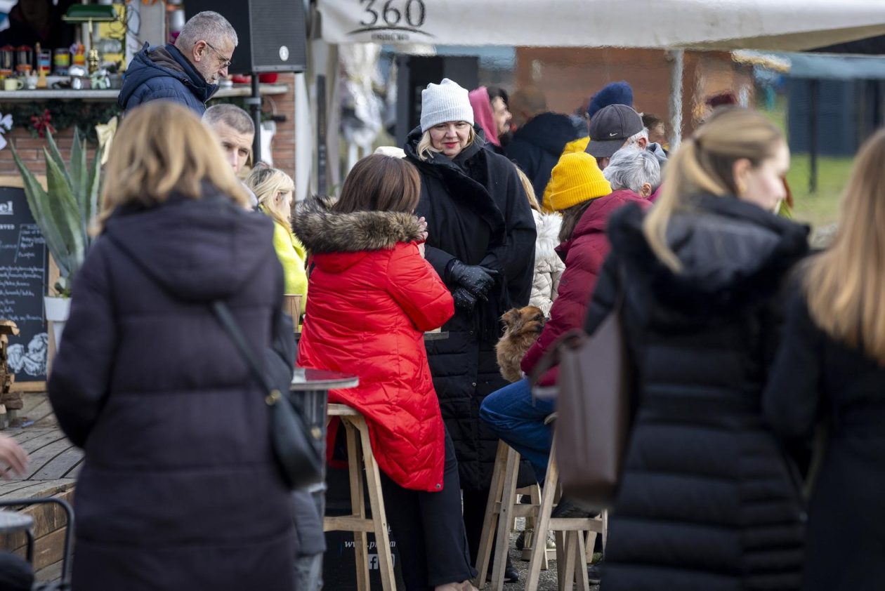 Osijek: Blagdan svetog Stjepana osječani iskoristili za štenju i druženje na obali Drave.