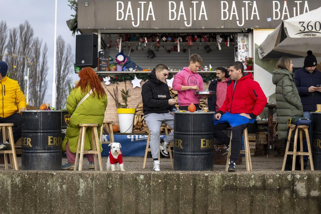 Osijek: Blagdan svetog Stjepana osječani iskoristili za štenju i druženje na obali Drave.