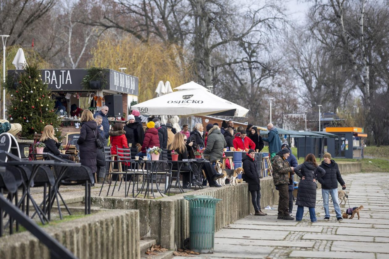 Osijek: Blagdan svetog Stjepana osječani iskoristili za štenju i druženje na obali Drave.