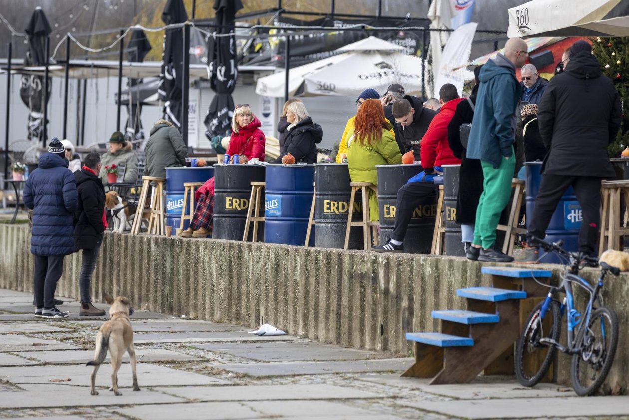 Osijek: Blagdan svetog Stjepana osječani iskoristili za štenju i druženje na obali Drave.