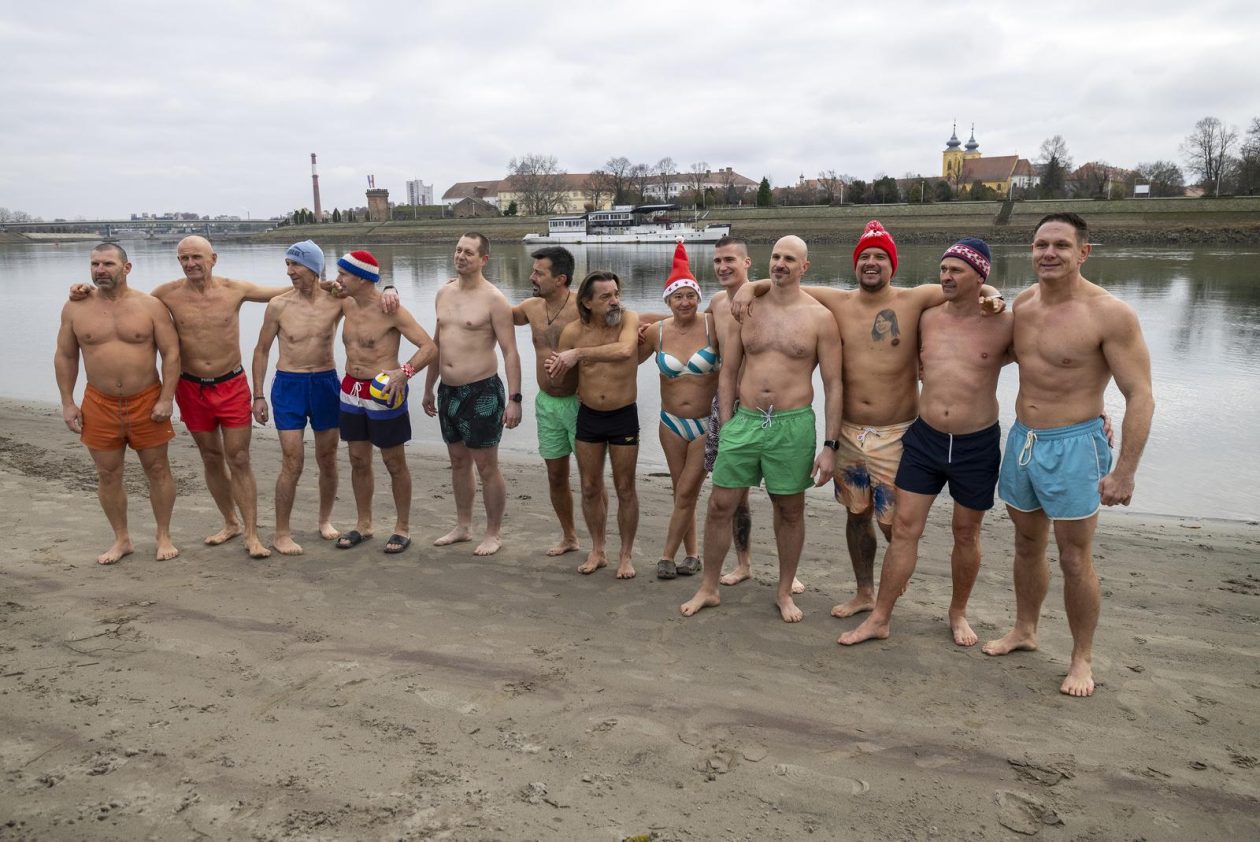 Osijek: Tradicionalno kupanje i picigin u rijeci Dravi.