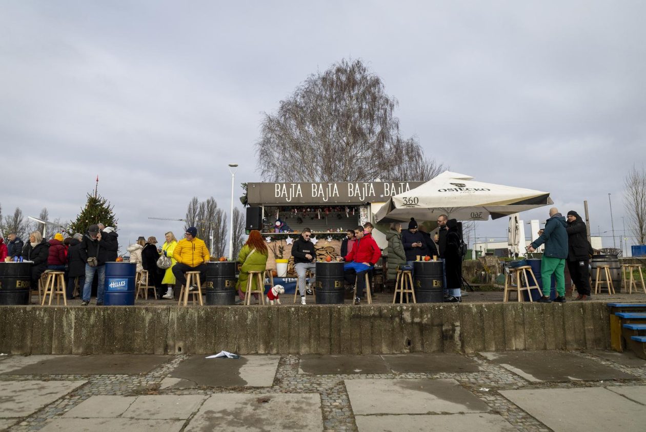 Osijek: Blagdan svetog Stjepana osječani iskoristili za štenju i druženje na obali Drave.