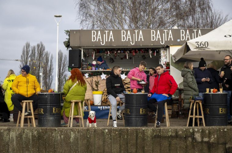 Osijek: Blagdan svetog Stjepana osječani iskoristili za štenju i druženje na obali Drave.