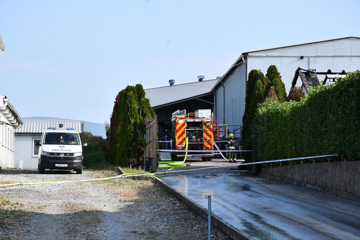 Alaginci: Poar u garai tvrtke Color Emajl u kojoj su izgorjeli skupocjeni automobili vlasnika tvrtke.