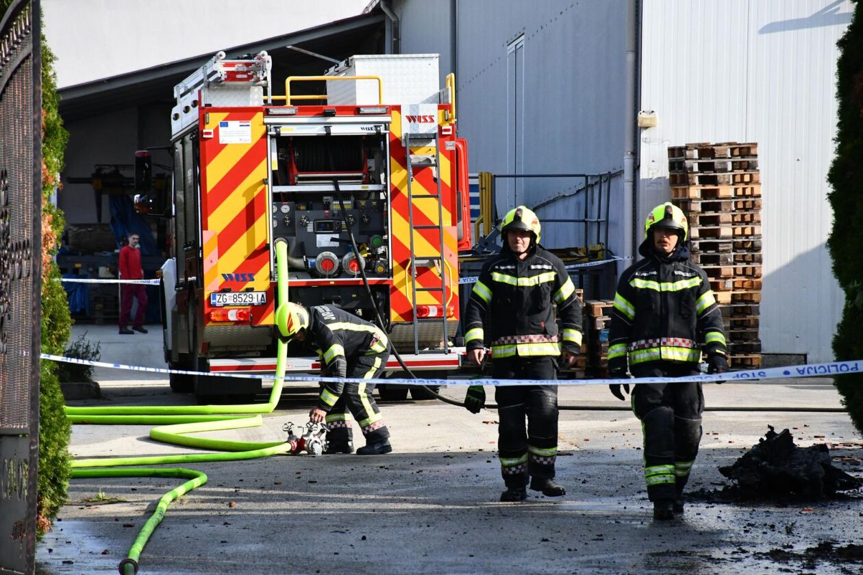 Alaginci: Poar u garai tvrtke Color Emajl u kojoj su izgorjeli skupocjeni automobili vlasnika tvrtke.