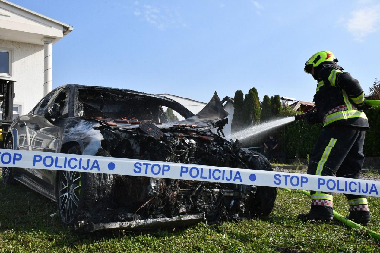 Alaginci: Poar u garai tvrtke Color Emajl u kojoj su izgorjeli skupocjeni automobili vlasnika tvrtke.