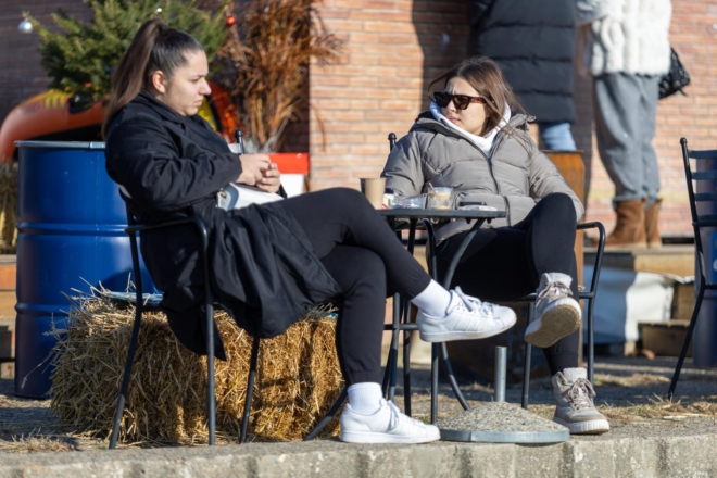 Osijek: Osječani iskoristili sunčan dan za šetnju ili druženje uz kavu