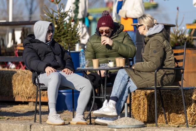 Osijek: Osječani iskoristili sunčan dan za šetnju ili druženje uz kavu