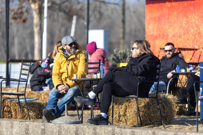 Osijek: Osječani iskoristili sunčan dan za šetnju ili druženje uz kavu